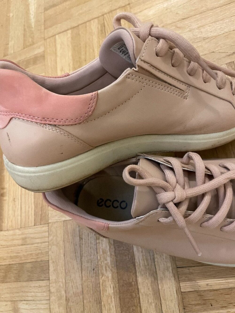 ECCO women's lace-up leather sneaker, 8-8.5 US.